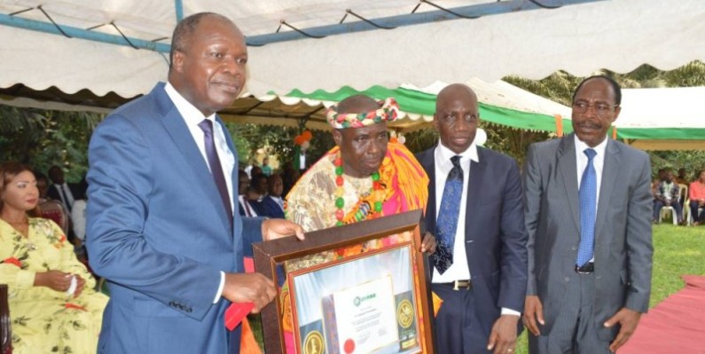 Le ministre Mabri Toikeusse et le directeur du Cnra. (DR)