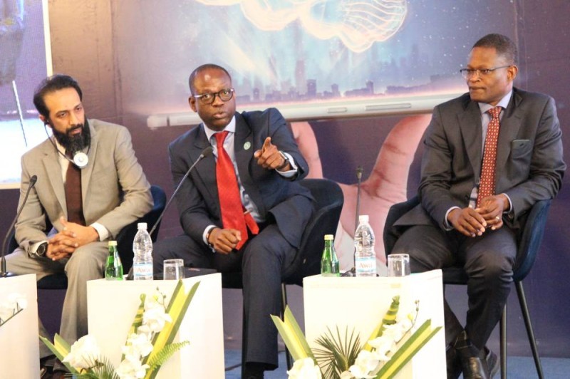Farhan Mirza, directeur général de Catalyic (à gauche), le directeur général de Smart africa, Lacina Koné (au centre) et Marc Koulibaly, fondateur et directeur général de Jighi (à l'extrémité). (Joséphine Kouadio)