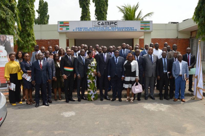 Le Dg du Campc ( au centre) a réiétér l'engagement de l'insttitution à poursuivre sa mission en adaptant ses programmes au besoins des administrations publiques et privées