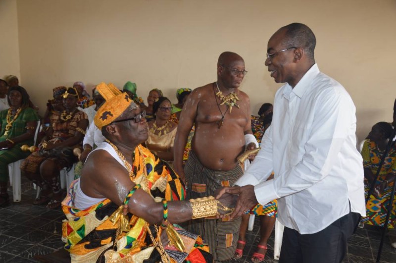 Le ministre Claude Isaac Dé a effectué le déplacement de Jacqueville pour saluer le chef Bonny Tanoh Benjamin (DR)