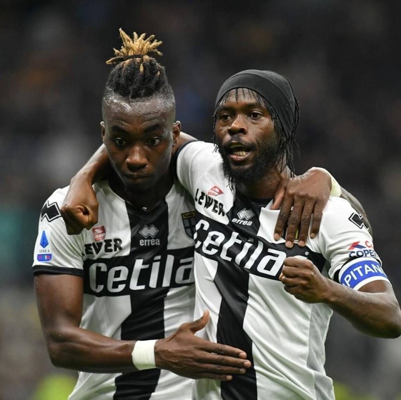 Gervinho (à droite) et son coéquipier