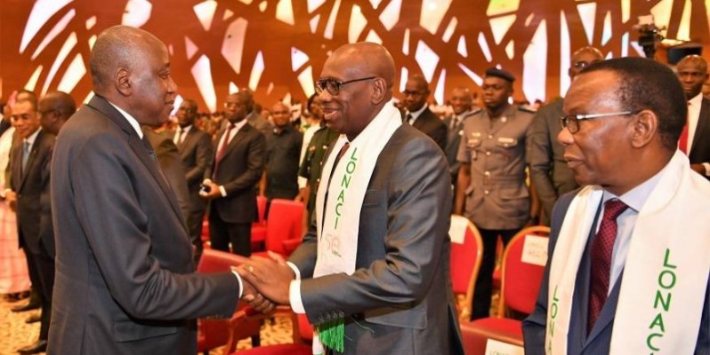 Le Premier ministre Amadou Gon Coulibaly saluant le directeur général de la Lonaci, Dramane Coulibaly. (DR)