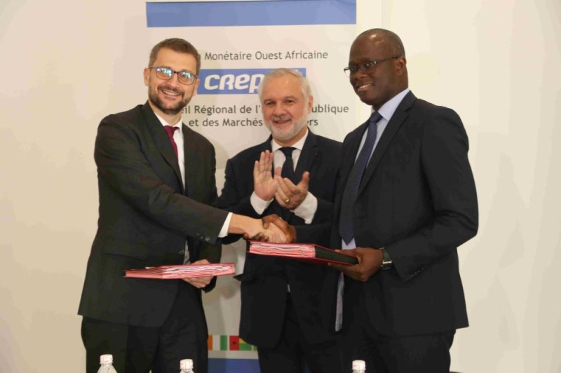 Matthieu Discour, directeur régional Golfe de Guinée de l'Afd et Mamadou Ndiaye, président du Crepmf, ont paraphé les documents afférents à cette convention.