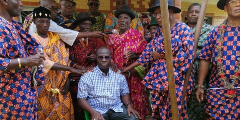 Les chefs Ahizi ont donné leur bénédiction au ministre Emmanuel Essis. (DR)
