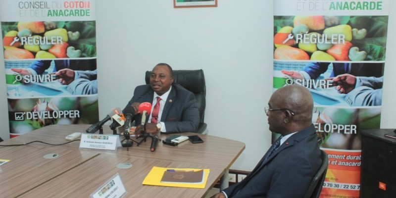 Le ministre de l’Agriculture et du Développement rural, Kobénan Kouassi Adjoumani (face), 
a pris part à la cérémonie de lancement. ( DR).