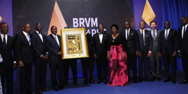 Le grand prix BRVM Awards remis au vice-président Kablan Duncan. (Présidence)