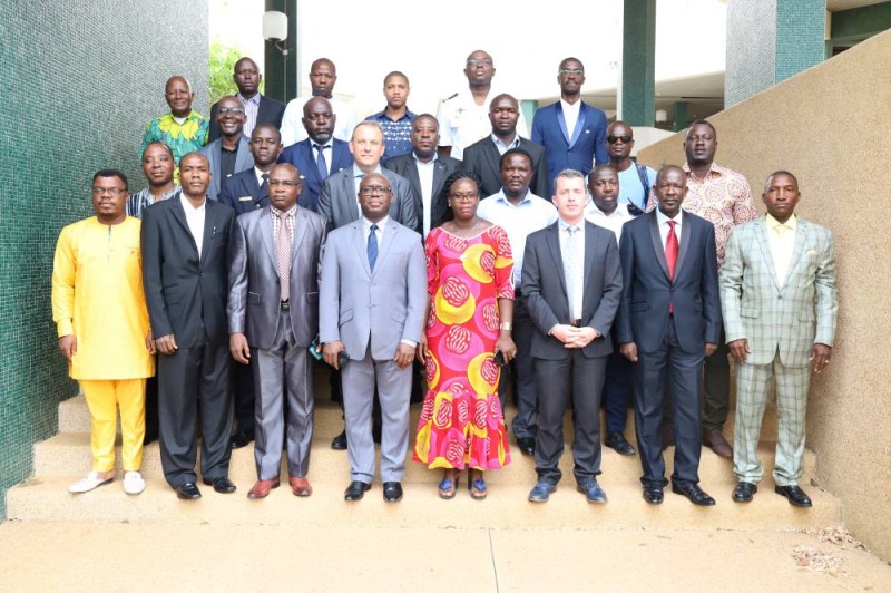 Formateurs et auditeurs de la formation se sont prêtés à une photo de famille, au terme de la séance inaugurale. (DR)