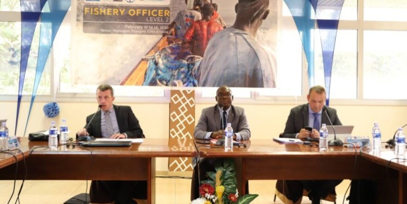 Commandant Abé Aké Lazare, directeur de l'Ismi (au centre) et ses partenaires de la coopération française espèrent à travers leurs actions, contribuer efficacement à la lutte contre la pêche illicite dans le golfe de Guinée. (DR)