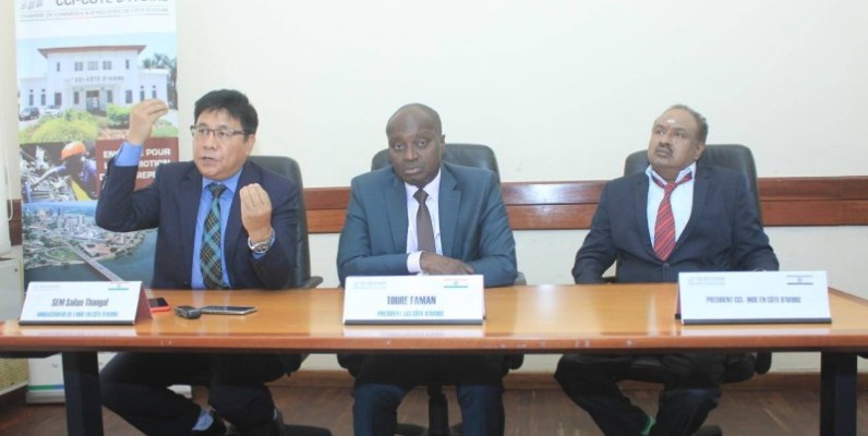 A gauche l'ambassadeur de l'Inde en Côte d'Ivoire. (DR)