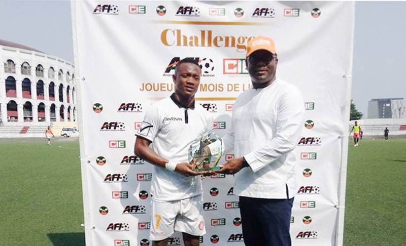Aboubacar Doumbia recevant son prix des mains du Sg de la Cie, Lago Sosthène (DR)