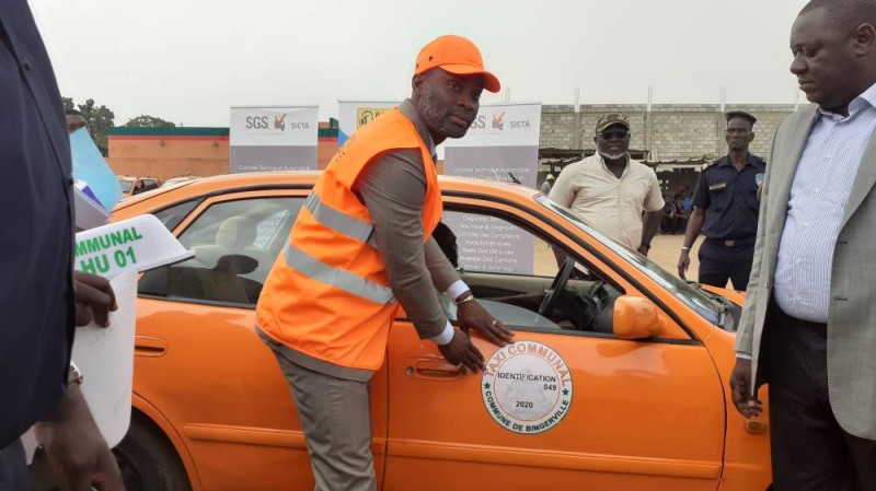 Le député-maire estampillant l'un des taxis du logo de la mairie (Ph: MK)