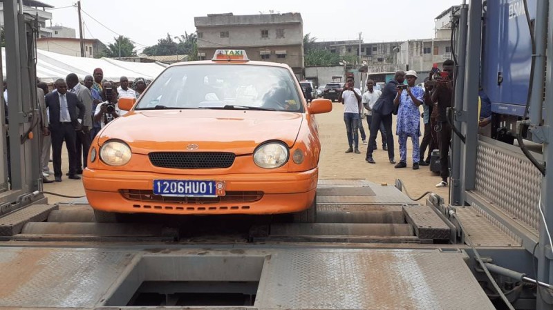 Un véhicule sur le pont mobile de la Sicta pour le contrôle technique (Ph: MK) 