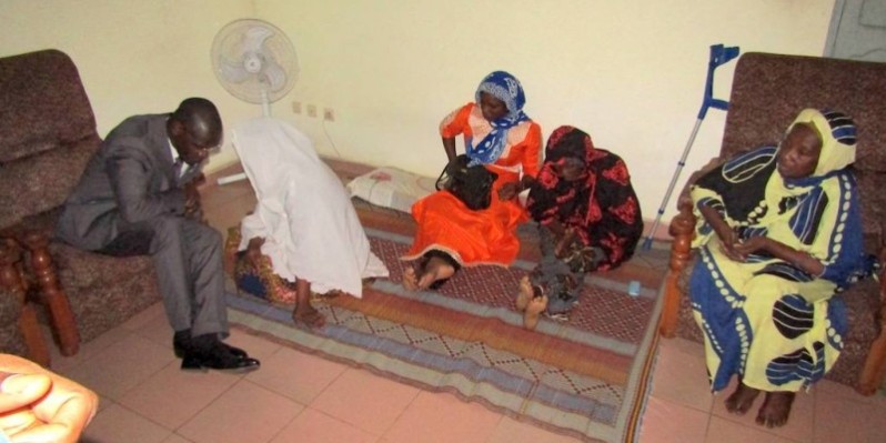 Le ministre Vagondo Diomandé dans la famille de feu Koné Vamara. (DGPN)