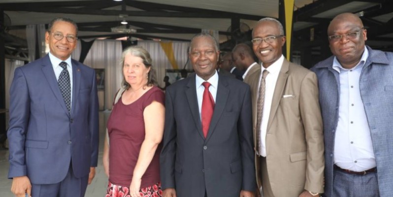  Le Professeur Saliou Touré, entouré de quelques participants. (DR)