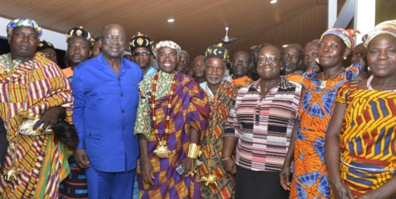 Le président du Sénat, Jeannot Ahoussou-Kouadio, la présidente du conseil régional du Cavally, Anne Désiré Ouloto ont posé avec les chefs Wê et Baoulé après les échanges. (DR)