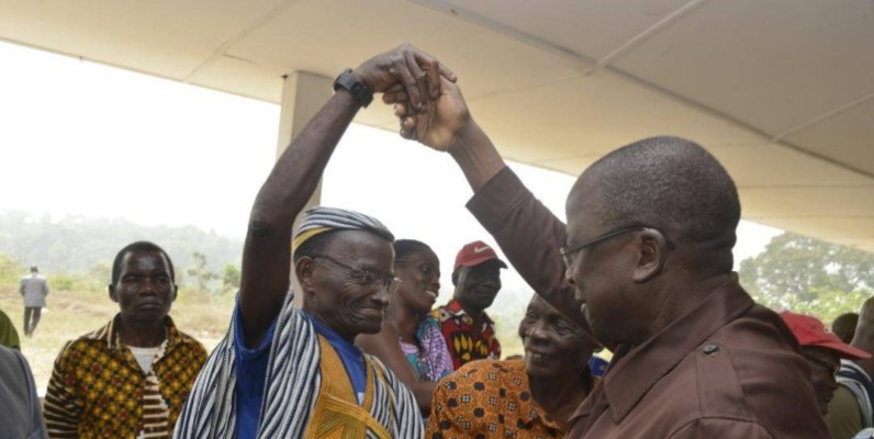 Le président du Sénat, Jeannot Ahoussou-Kouadio, congratulant un chef traditionnel.(DR)