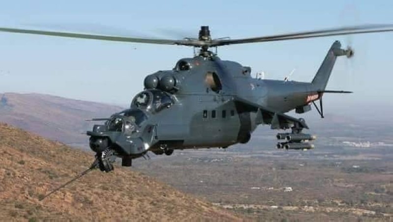 Une vue d'un hélicoptère multi-arc Mi-35M (Dr).

