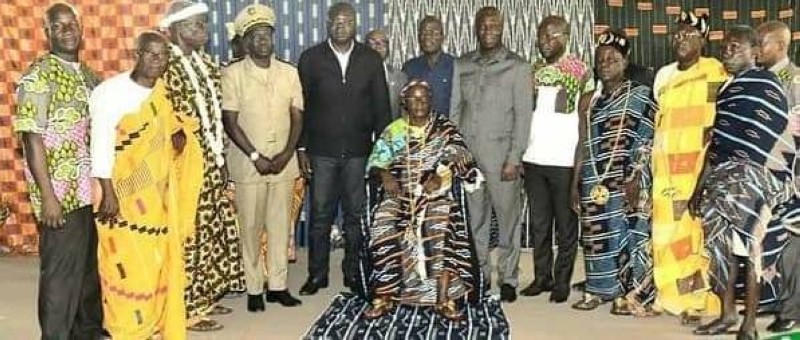 Kouamé N'Guessan Denis (assis) est le nouveau chef des Baoulé Oualèbo d'Agboville. (DR)