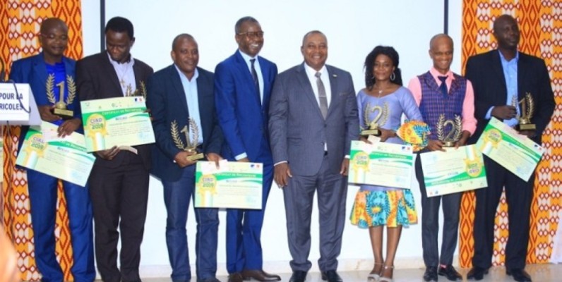 Les lauréats de la 3e édition du Concours de l’innovation agricole durable (Ciad) fiers de recevoir leurs lots. (DR)