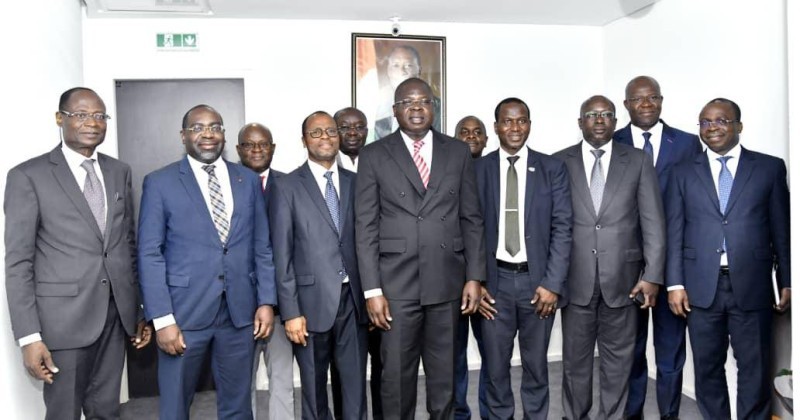 Le ministre de l’Equipement et de l’Entretien routier, Amedé Kouakou (au centre) parraine la cérémonie. (DR)