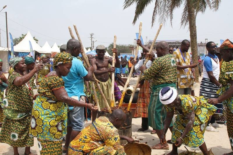 Dans la tradition Adjoukrou hommes et femmes participent à la production de l'huile de palme. (DR)