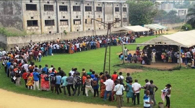 Une vue de candidats en rang pour la visite médicale. (DR)