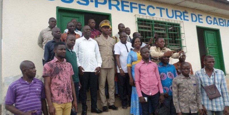 Le délégué régional du Conseil café-cacao, Koné Marcel, en blanc, à droite du sous-préfet de Gabiadji et les responsable de sociétés coopératives. (DR)