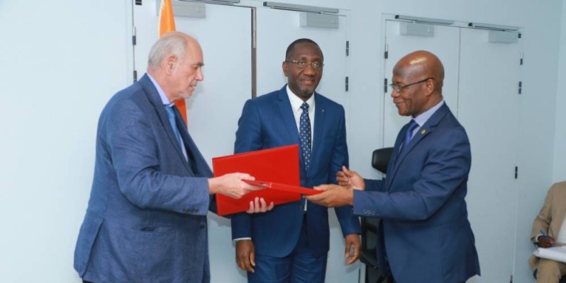 Echange de parapheurs entre Brou Michel Gabriel, président du Conseil national de lutte contre la contrefaçon (Cnlc) et le sénateur Richard Yung, président du Comité national anti-contrefaçon (Cnac), en présence du ministre Souleymane Diarrassouba. (DR)
