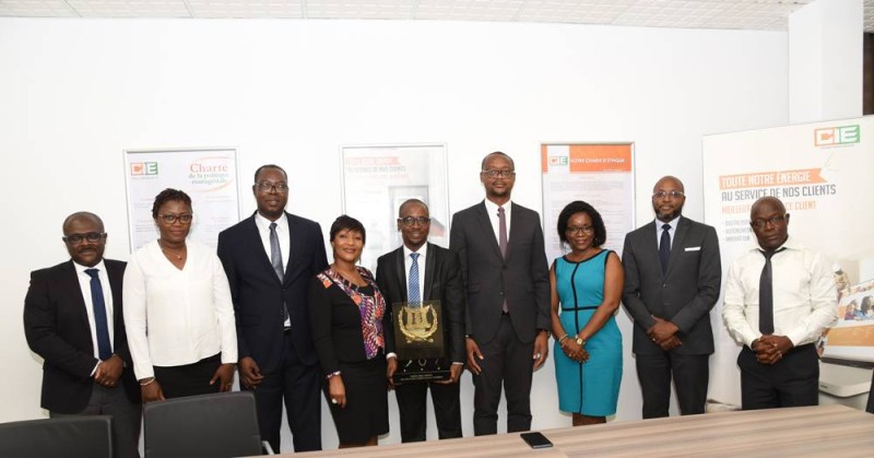 La délégation de l'Unjci conduite par son président Jean-Claude Coulibaly posant avec le Dg de la Cie-Sodeci (DR)