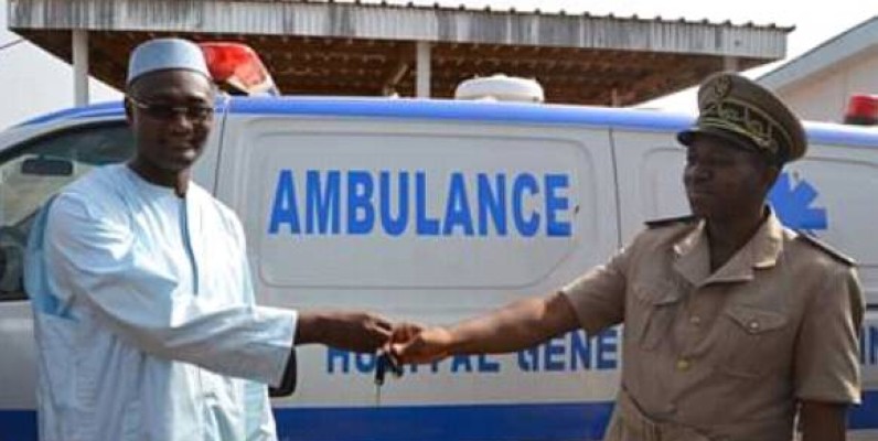 Le ministre Moussa Sanogo remettant les clés de l'ambulance au préfet de Ouaninou. (DR)