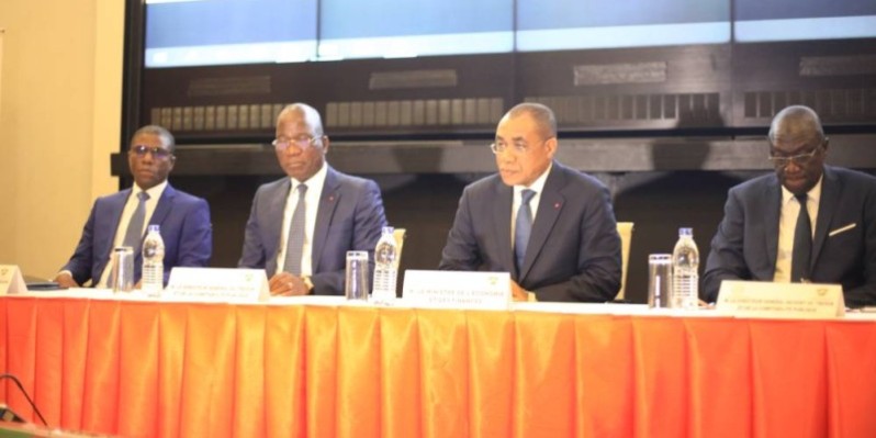 Le ministre de l’Economie et des Finances, Adama Coulibaly (2e à partir de la droite) a fixé des objectifs clairs et précis au Trésor public pour l’année 2020. (DR)