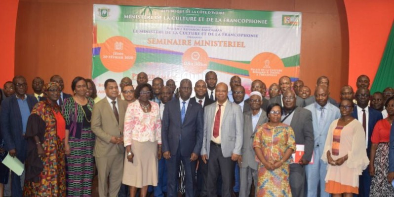 Le ministre de la Culture et de la Francophonie, Maurice Bandaman (au centre), a salué le travail des participants au séminaire.(DR)