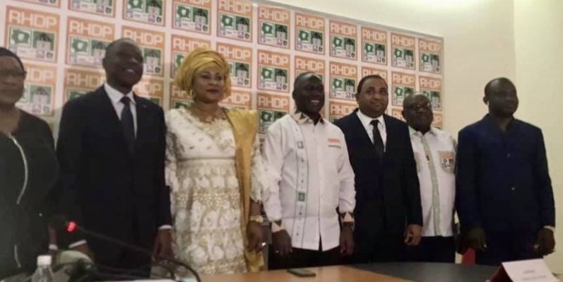 Trazéré Olibé Célestin, entre Adama Bictogo et le ministre Amadou Koné a dit être contente de retrouver sa famille.  PHOTO: DR 