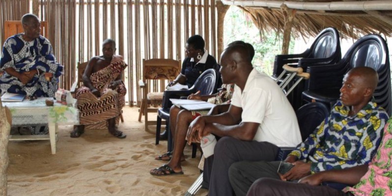 Le chef du village de Lahou-Kpanda (assis derrière la table) et ses notables. (Joséphine Kouadio)