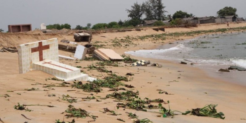 Le cimetière de Grand-Lahou en voie de disparition. (Joséphine Kouadio)