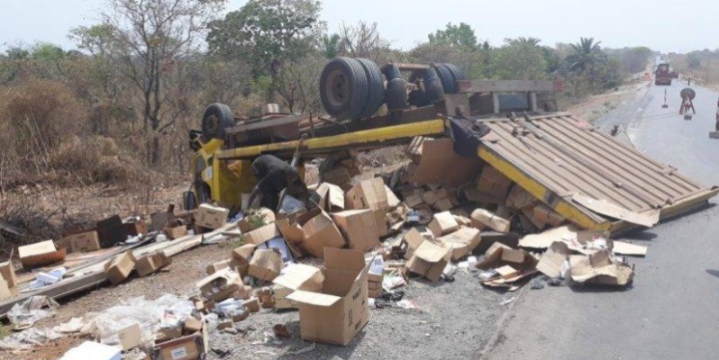 Le camion accidenté près de Ounandiékaha, le samedi 22 février 2020. (DR)