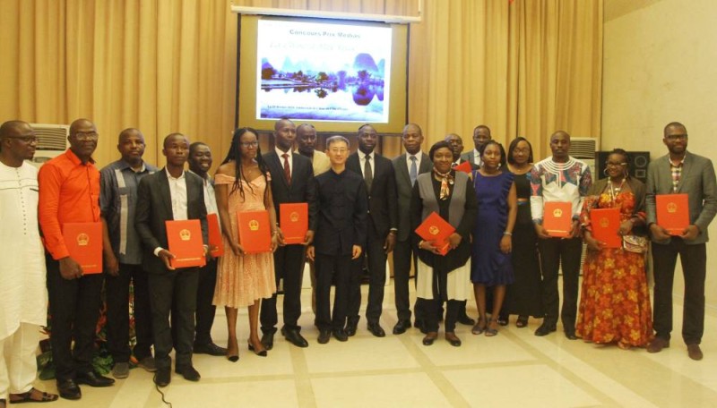 L'ambassadeur de la Chine en Côte d'Ivoire, Wan Li, a posé avec tous les lauréats pour la postérité. (Véronique Dadié)