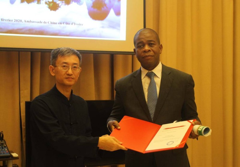 Le journaliste Alakagni Hala de Fraternité Matin reçoit son prix des mains de l'ambassadeur de la Chine, Wan Li. (Véronique Dadié)