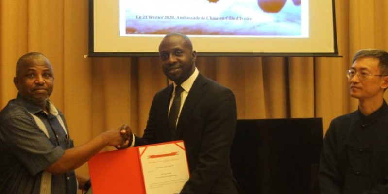 Le directeur de développement des rédactions, Amédée Assi, réceptionnant le prix de Fraternité Matin. (Véronique Dadié)