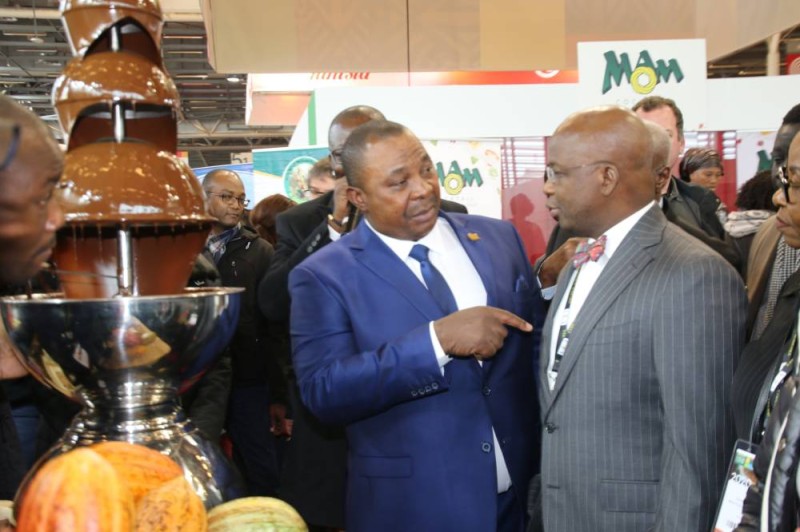 Le ministre Adjoumani et son collègue Dossso Moussa, à droite ont affichant une solidarité exemplaire, ici lors de la visite du stand café cacao de la Côte d'Ivoire. 