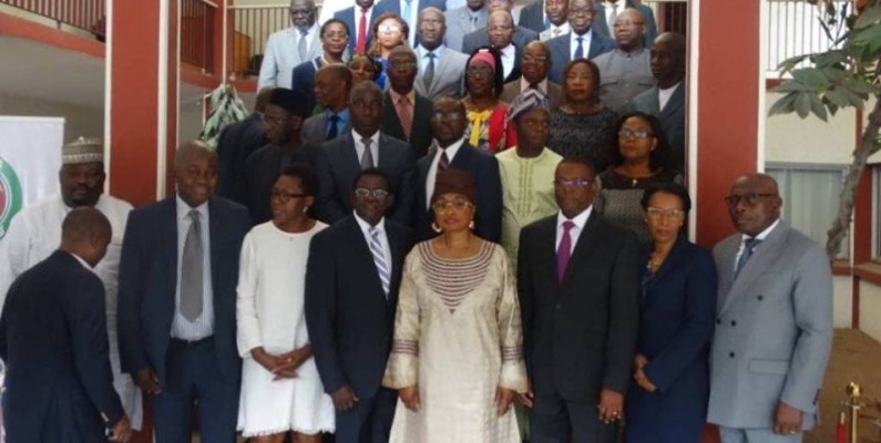 Une photo de famille entre la délégation de la Cedeao et les juges de la Cour suprême. (DR)