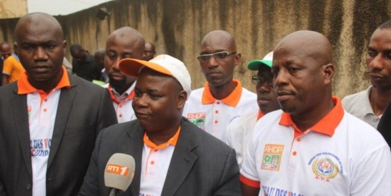Coulibaly Naban (au micro), président du Réseau des volontaires du Rhdp. (Ph : Dr)