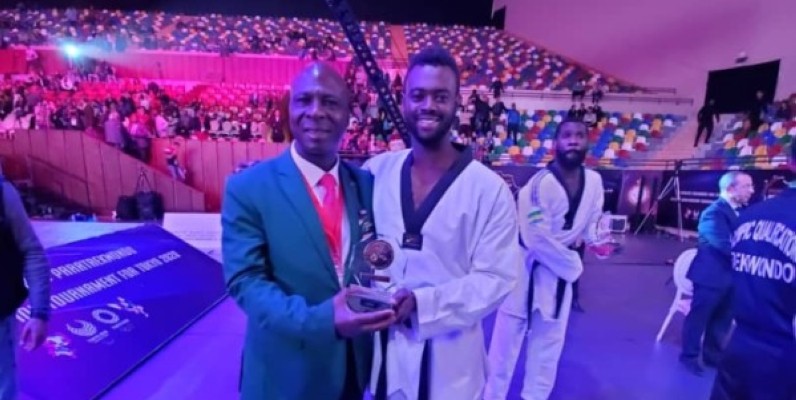 Seydou Gbané, félicité par le président Bamba Cheick Daniel. (DR)