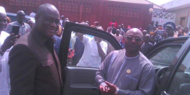 Téné Birahima Ouattara remettant un véhicule à un récipiendaire. (DR)