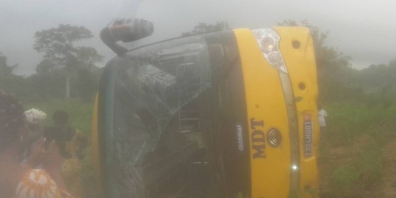 Un car de transport se renverse sur le tronçon Aboisso-Abidjan. (DR)