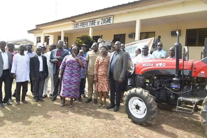 Ce tracteur a été offert pour aider les bénéficiaires à améliorer leurs conditions de vie.