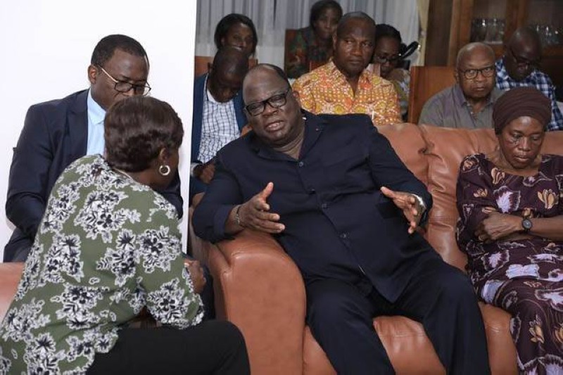 La ministre Mariatou Koné au domicile de son collègue de l'Hydraulique, Laurent Tchagba pour lui présenter ses condoléances (DR)