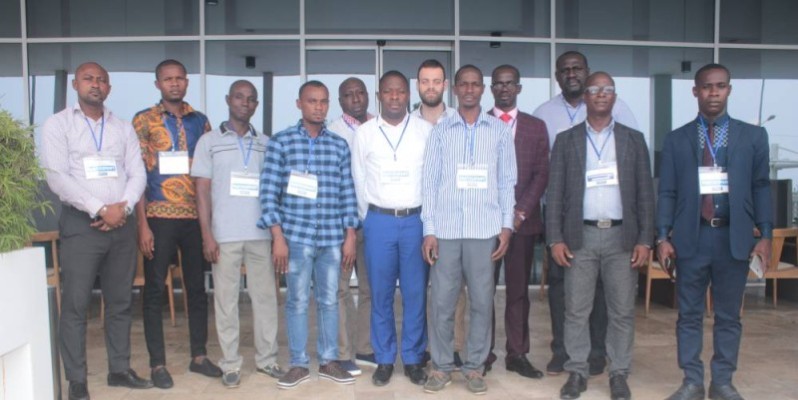 Formateurs et auditeurs se sont prêtés à la photo de famille.
(source: Dr)
