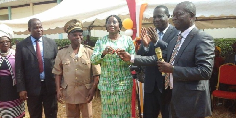 Le donateur, Ange Kessi (à l'extrême droite), remet les clés du bâtiment à la ministre Kandia Camara, à la satisfaction de Théophile Ahoua N'Doli qui applaudit. (DR)