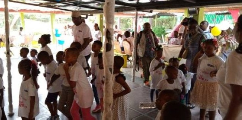 Le directeur général Honorat Boua exécutant un ballet avec les enfants des agents de l’entreprise. (DR)